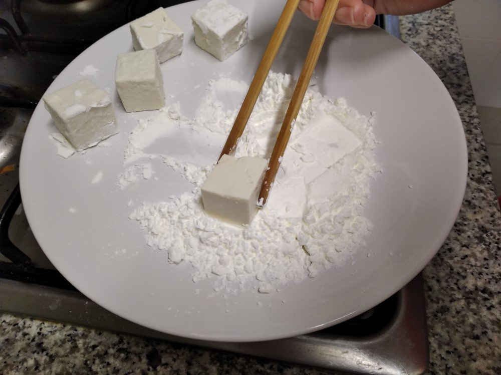 Rebozando el tofu en harina de maíz o Maizena
