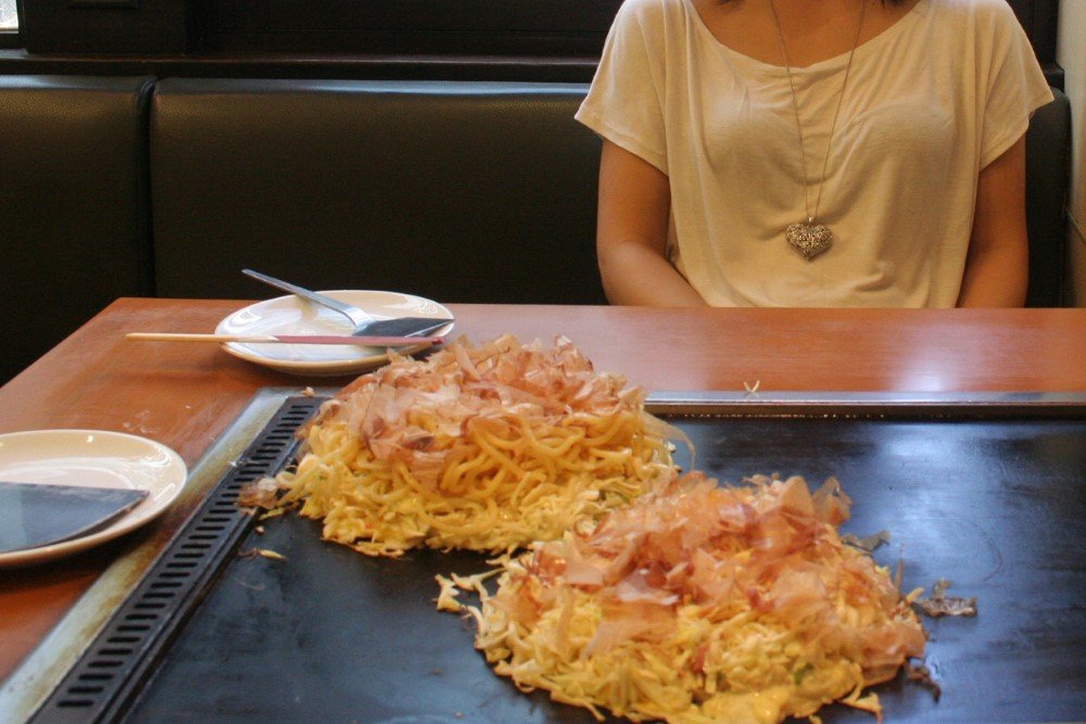 Okonomiyaki a la plancha en un restaurante de Osaka