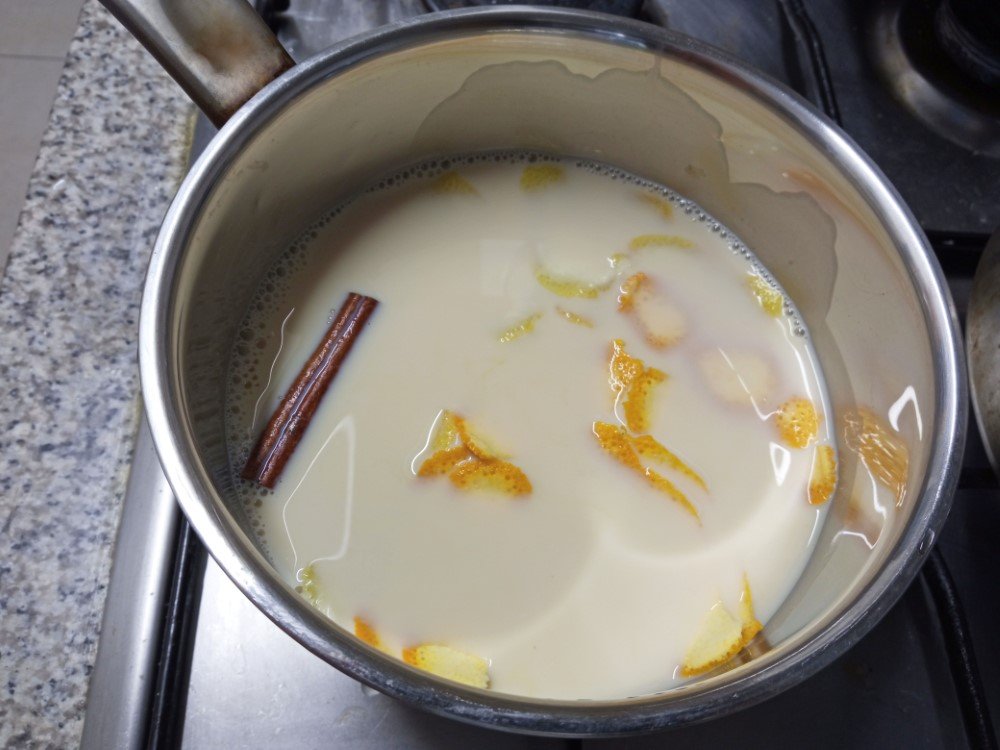 クレマ・カタラーナ
鍋に牛乳・レモンとオレンジの皮・シナモンスティックを入れて火をかける

