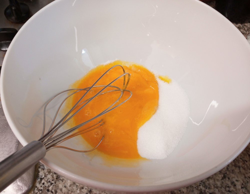 クレマ・カタラーナ
卵黄・砂糖・コーンスターチを混ぜ合わせる