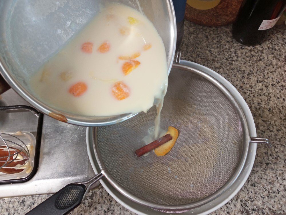 クレマ・カタラーナ
濾しながら牛乳を入れて混ぜ合わせる