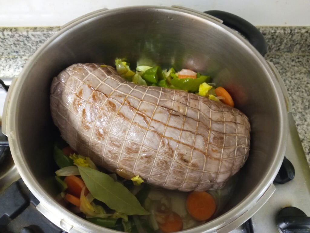 スペイン料理の牛かたまり肉の煮込みを圧力鍋に入れて調理