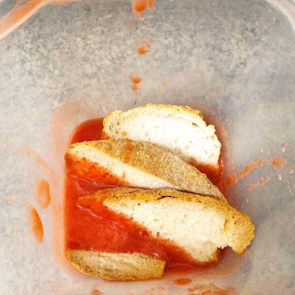 サルモレホのトマトが用意出来たらパンを漬ける